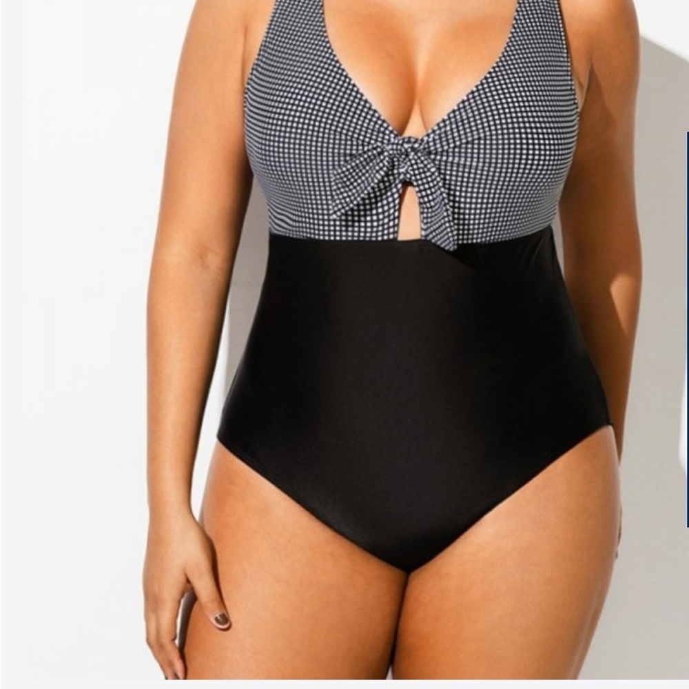 Black and White One Piece Swimwear with V-Neck and High-Waist Design